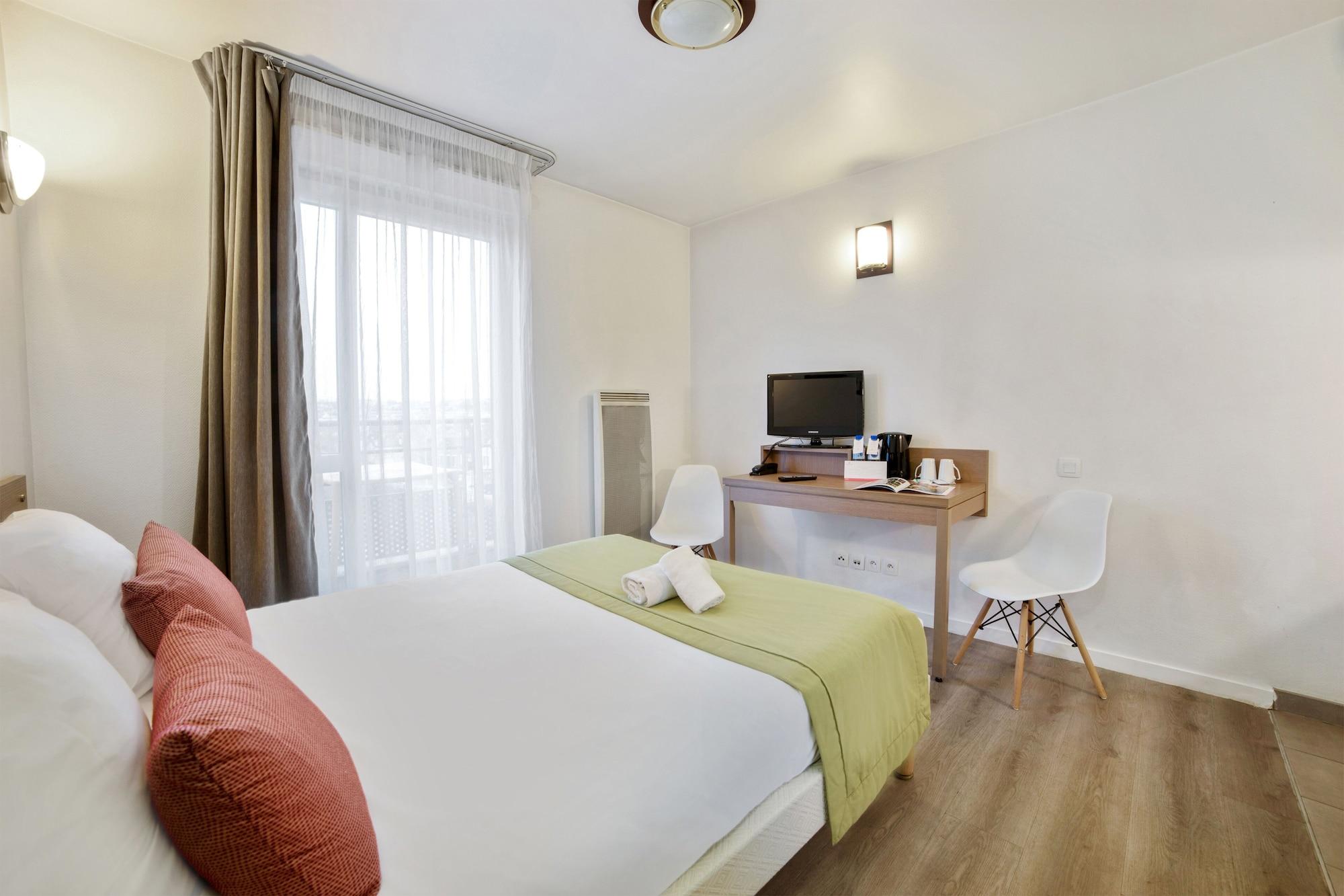 Comfort Aparthotel Versailles, St Cyr L'Ecole Saint-Cyr-l'Ecole Exterior photo