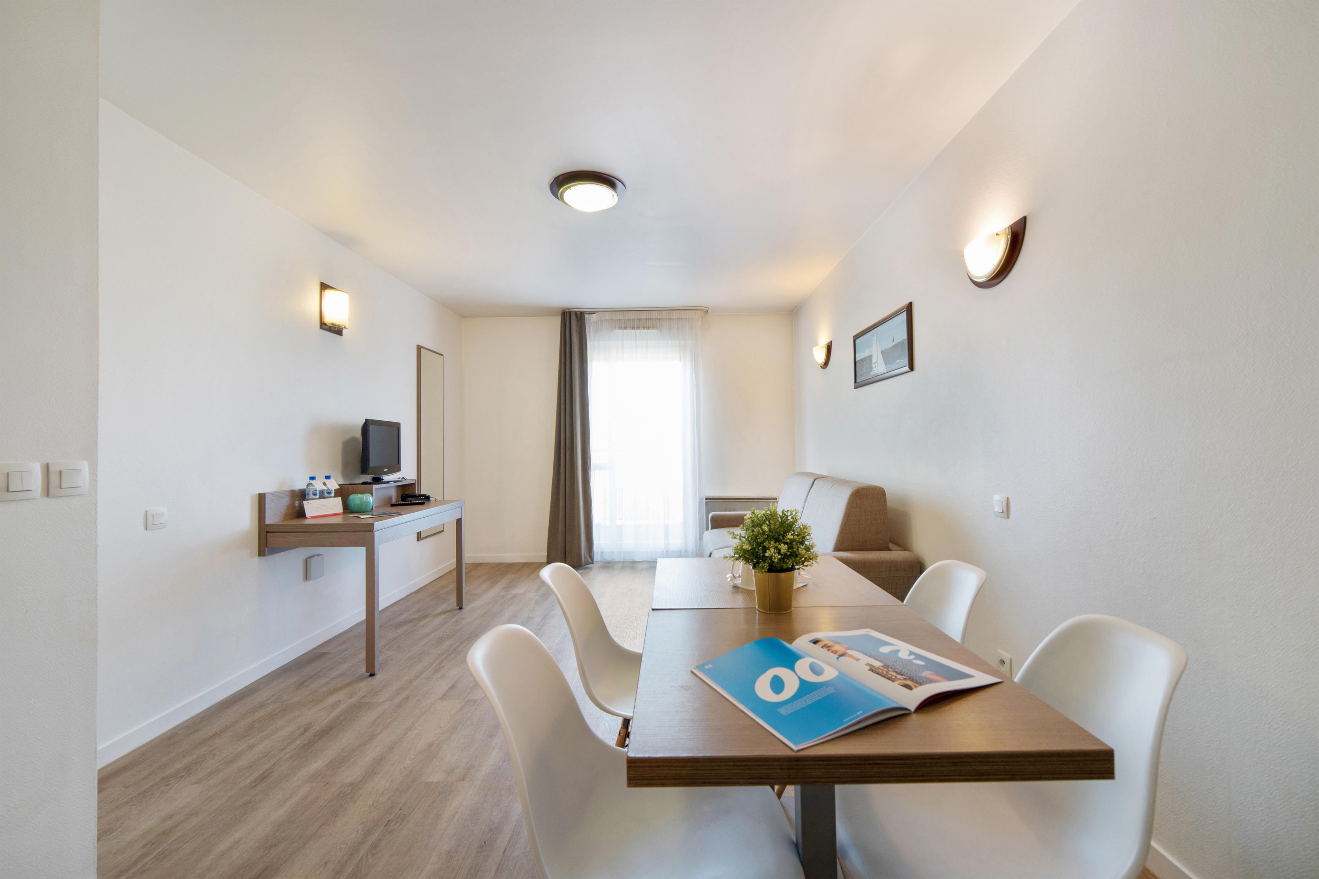 Comfort Aparthotel Versailles, St Cyr L'Ecole Saint-Cyr-l'Ecole Exterior photo