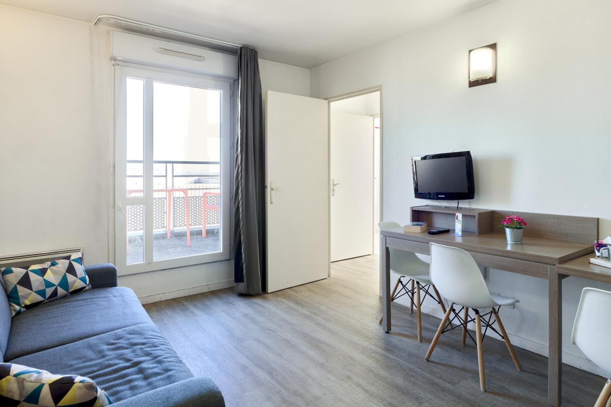 Comfort Aparthotel Versailles, St Cyr L'Ecole Saint-Cyr-l'Ecole Exterior photo