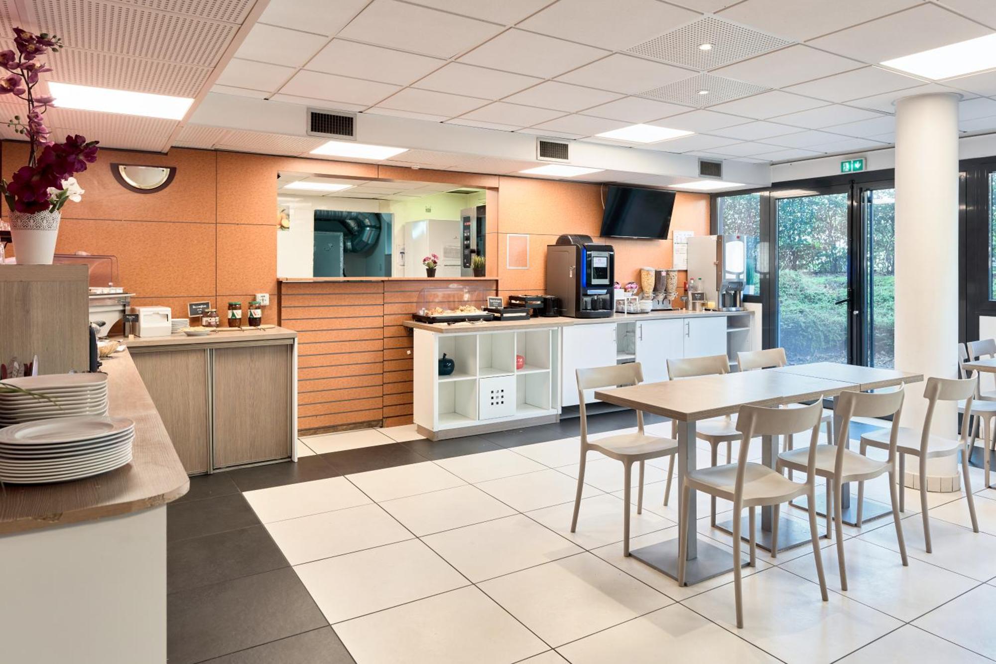 Comfort Aparthotel Versailles, St Cyr L'Ecole Saint-Cyr-l'Ecole Exterior photo