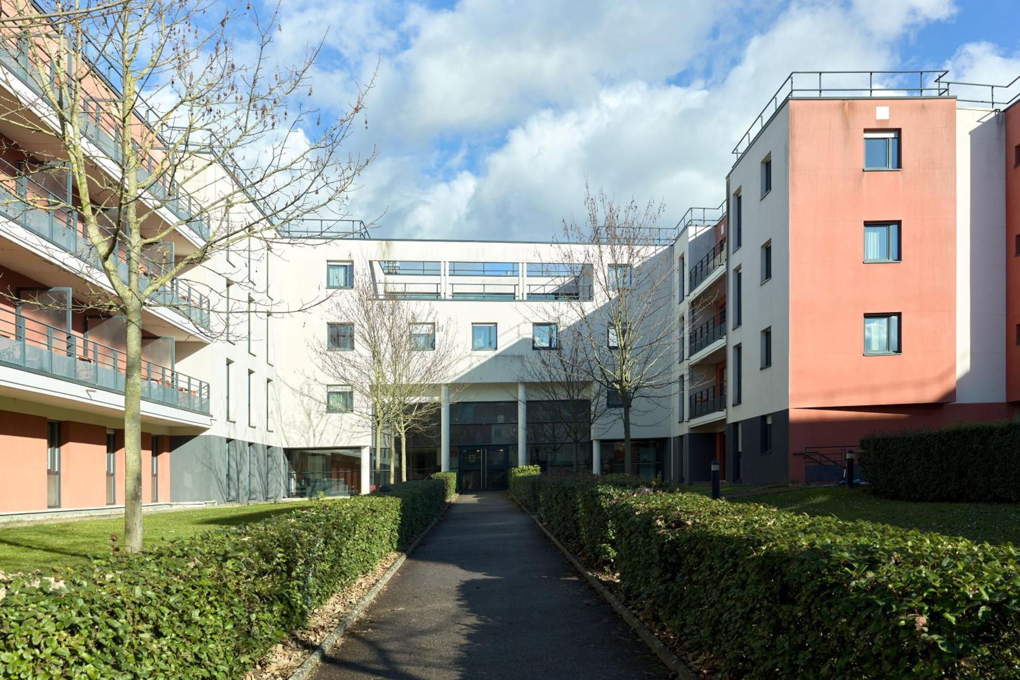 Comfort Aparthotel Versailles, St Cyr L'Ecole Saint-Cyr-l'Ecole Exterior photo