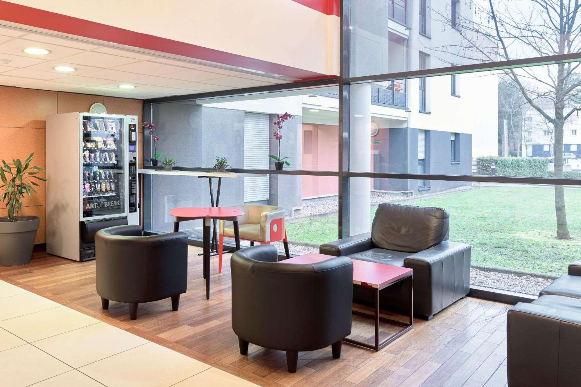 Comfort Aparthotel Versailles, St Cyr L'Ecole Saint-Cyr-l'Ecole Exterior photo