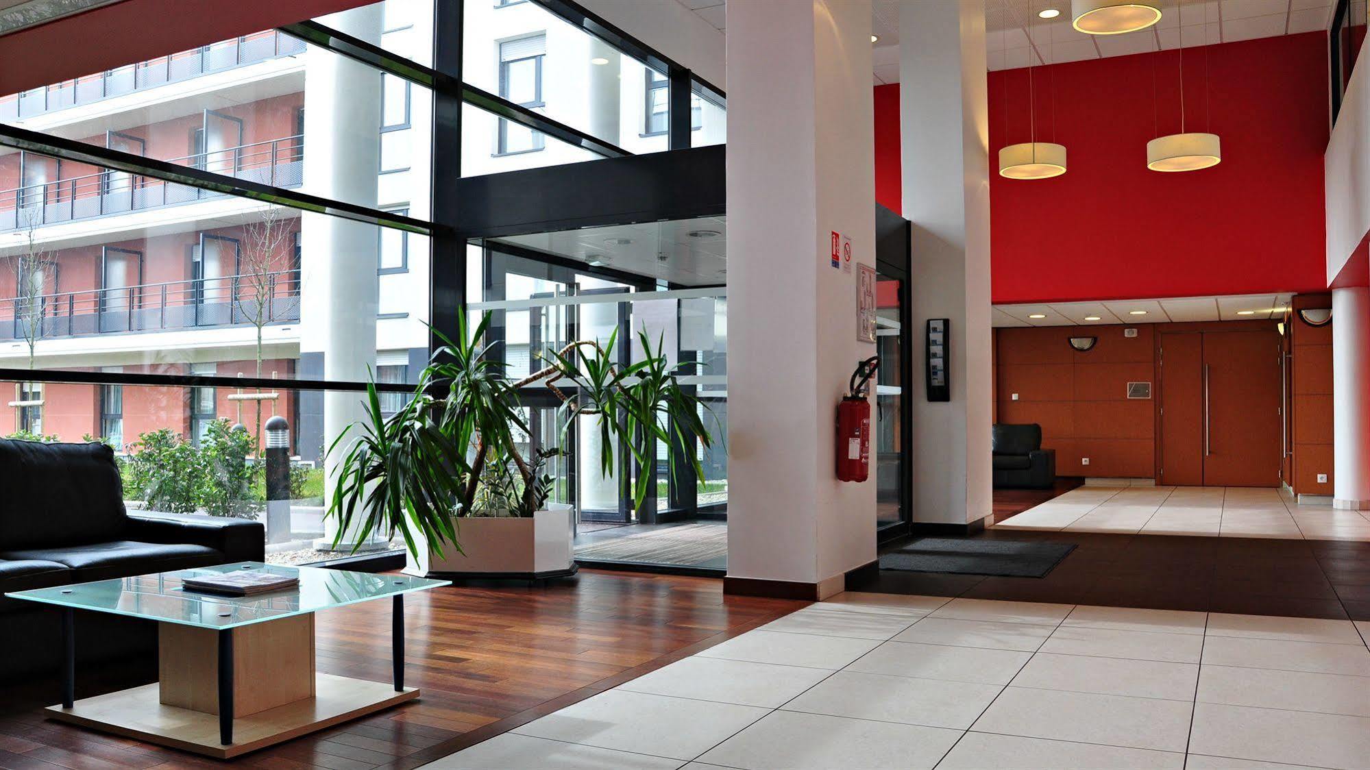 Comfort Aparthotel Versailles, St Cyr L'Ecole Saint-Cyr-l'Ecole Exterior photo